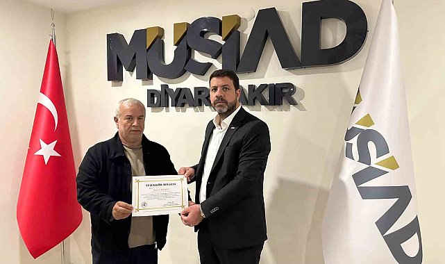 Sokak hayvanlarına verdiği destekten dolayı MÜSİAD Başkanı Bozkuş'a teşekkür plaketi