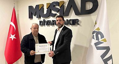 Sokak hayvanlarına verdiği destekten dolayı MÜSİAD Başkanı Bozkuş'a teşekkür plaketi