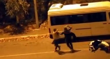 Sokak ortasında tartıştığı kişiye bıçak çekti