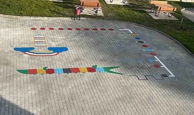 Sorgun'daki okul bahçeleri oyun alanlarıyla renklendi