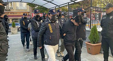 Sosyal medya üzerinden kazanç vaadiyle dolandırıcılık yapan 5 şüpheli adliyeye sevk edildi