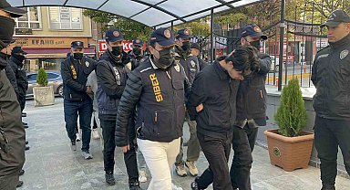 Sosyal medya üzerinden kazanç vaadiyle dolandırıcılık yapan 5 şüpheliden 4'ü tutuklandı