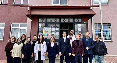 Sözlerini tutan öğrencilere kitap hediye edildi