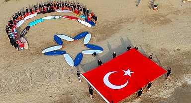 Sporcular kumsalda boardları ile ay yıldız oluşturdu