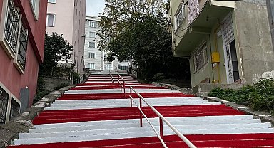 Sporcuların yarışmalara hazırlandığı merdiven kırmızı-beyaza boyandı