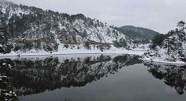 Sünnet Gölü'nde kış güzelliği