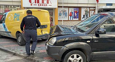Sürücüsü rahatsızlanan cip, 7 araca ve kafenin masalarına çarptı: 2 kişi hafif yaralandı