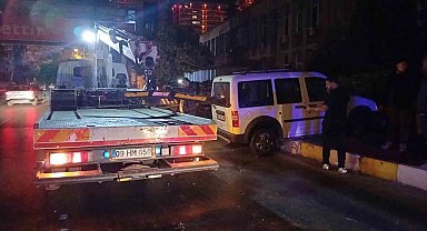 Sürücüsünün direksiyon hakimiyetini kaybettiği ticari araç kaldırıma çıktı