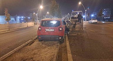 Sürücüsünün kontrolünden çıkan cip refüje çıktı: 1 yaralı