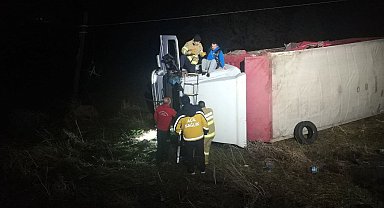 Susurluk'ta trafik kazasında iki kişi kamyonet içinde sıkıştı