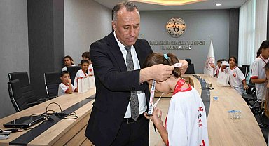 Taekwondo ve Yüzme Sporcuları, Balıkesir'de Ödüllendirildi