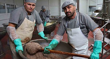 Tahin helvasını şeker yerine hurma suyuyla tatlandırıyorlar