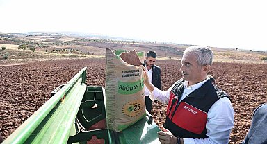 Tahmazoğlu dağıttığı tohumları çiftçilerle ekti