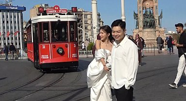 Taksim'de Çinli gelin ve damat ilgi odağı oldu
