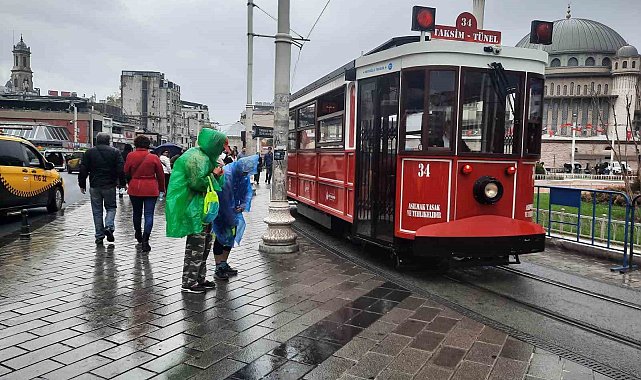 Taksim'de sağanak yağış etkili oldu: Lodos vatandaşlara zor anlar yaşattı