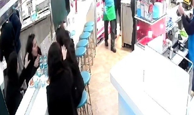 Taksim'de turistin akıl almaz yöntemi: Hesabı ödememek için yemeğine saç koydu