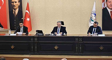 Talas Meclisi'nde Esenyurt Belediyesine kayyum atanmasına ilişkin bildiri okumak isteyen CHP'li üyeye tepki