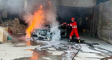 Tamirhanede bakımı yapılan otomobil alevlere teslim oldu