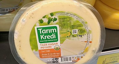 Tarım Kredi Kooperatif marketi reyonunda küflü kaşar peynirini gören vatandaş hayrete düştü