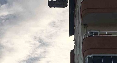 Tarsus'ta tehlike arz eden çatı malzemesi söküldü