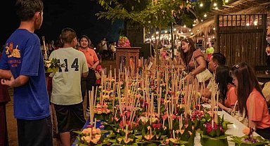 Tayland "Yüzen Fener Festivali" ile renklendi