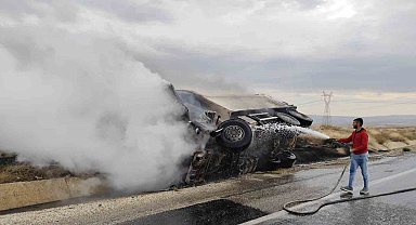 Tekeri kopan kamyondan çıkan kıvılcım alevlere dönüştü