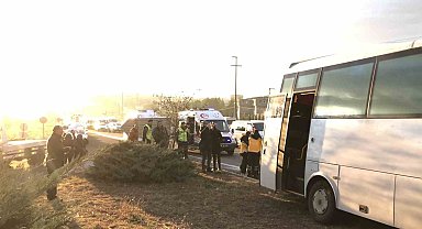 Tekirdağ'da karşı şeride geçen otomobil servisle çarpıştı: 1 ölü, 10 yaralı