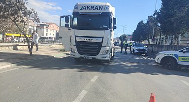 Telefonla konuşurken tırın altında kaldı