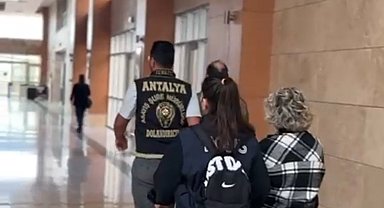 Telefonlarını satan vatandaşları hakim cübbesi giyip dolandırmışlar