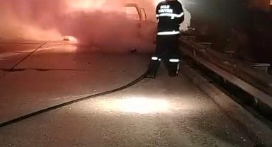 TEM'de motor kısmında yangın çıkan otomobil alev topuna döndü