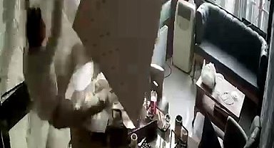 Temizlik için çıktığı asma tavan çöktü, kendini yerde buldu