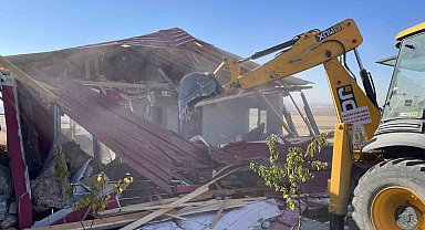 Tepebaşı'nda tarım arazilerindeki kaçak yapılar yıkılıyor