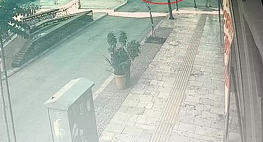 Ticari aracın çarptığı motosikletteki 2 kişi savrulup yaralandı