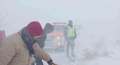 Tipi nedeniyle mahsur kalan çoban ve hayvanları ekipler tarafından kurtarıldı