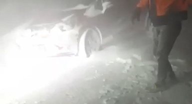 Tipide yolda mahsur kalan iki aile kurtarıldı