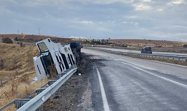 Tır kayganlaşan yolda devrildi