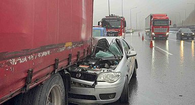 Tıra arkadan çarpan otomobilde 1 kişi öldü, 4 kişi yaralandı