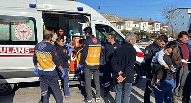 Tırla çarpışan Fiat Tofaş otomobil parçalandı: 4'ü çocuk 6 yaralı
