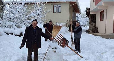 Tokat'ta köy halkı kar yağışını türkülerle karşıladı