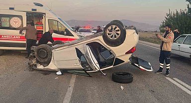 Toprak yığınına çarpan otomobil takla attı