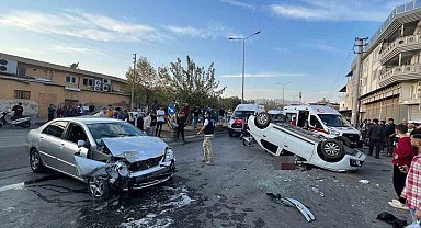 Trafik kazasında ortalık savaş alanına döndü: 1'i ağır 2 yaralı