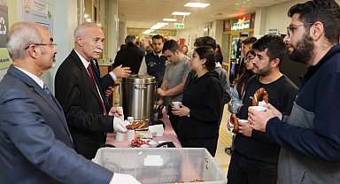 Trakya Üniversitesi'nde Rektör'den simit ayran ikramı