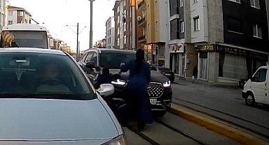 Tramvay yolundan ilerleyen cip az kalsın anneyle çocuğuna çarpıyordu