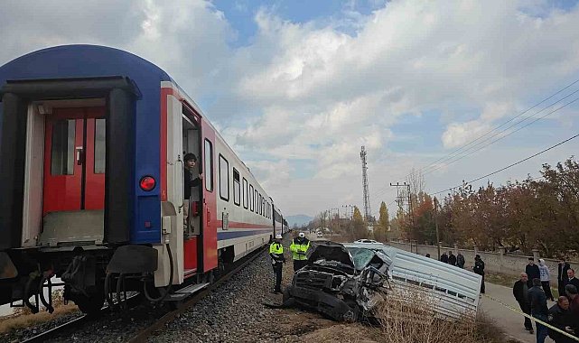 Trenle kamyonet hemzemin geçitte çarpıştı: 1 ölü, 1 yaralı