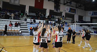 Turgutlu Belediyesi Kadın Voleybol Takımı rakibine geçit vermedi