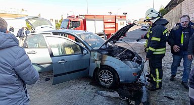 Turgutlu'da bir araç park halinde yandı