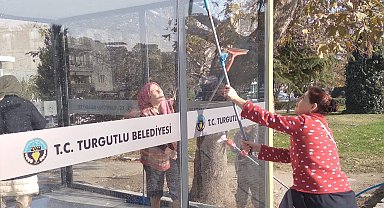 Turgutlu'da zarar gören servis bekleme durakları yenilendi
