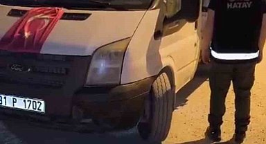 Türk bayrağı astığı kamyonetiyle göçmen taşıyan şahıs polisten kaçamadı