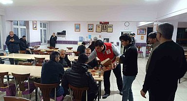 Türk Kızılay kar yağışı nedeniyle yolda kalan vatandaşları yalnız bırakmadı