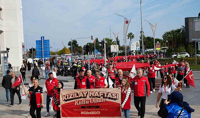 Türk Kızılay'dan bayrak yürüyüşü